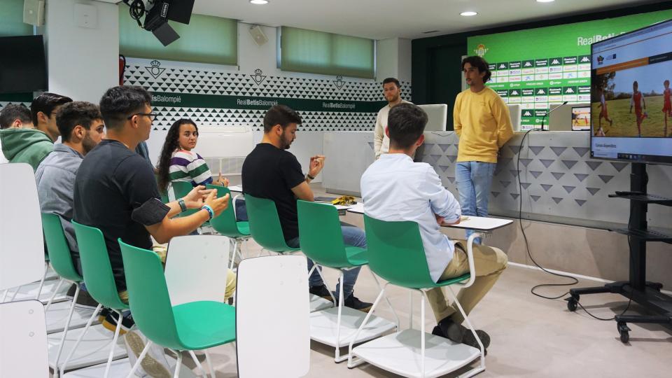 La Fundación Real Betis Balompié realiza la formación inicial de los futuros entrenadores de la comunidad del proyecto europeo SIDFOOT
