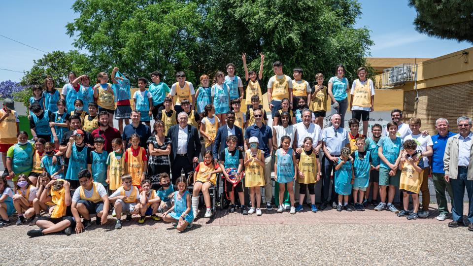 El presidente de la UEFA visita a 50 niños y niñas del proyecto 'Deporte por Refugio' 