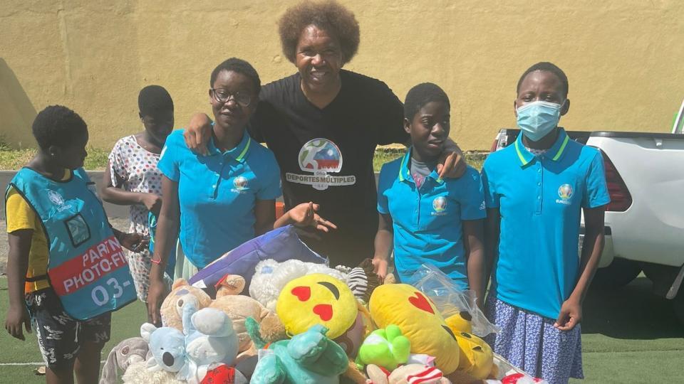 Los juguetes de la lluvia de peluches del Benito Villamarín llegan a Guinea Ecuatorial 