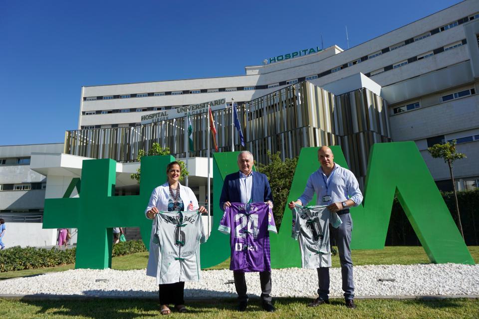 Las camisetas de los jugadores del Real Betis Balompié vuelven a convertirse en batas para los niños hospitalizados