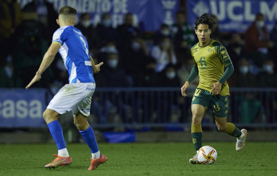 Diego Lainez renueva su contrato con el Real Betis y se marcha cedido al SC Braga