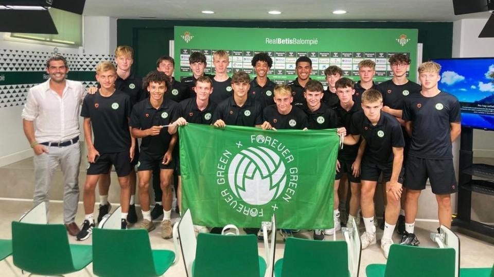  El Real Betis, a través de Forever Green, mantiene un encuentro con el Green Forest Rovers, uno de los equipos más comprometidos con el medio ambiente