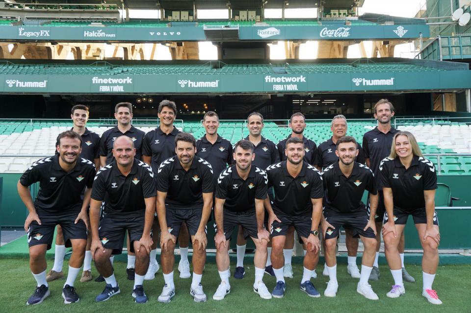 El Real Betis Balompié presenta a los técnicos de su Escuela de fútbol para la temporada 2022/23