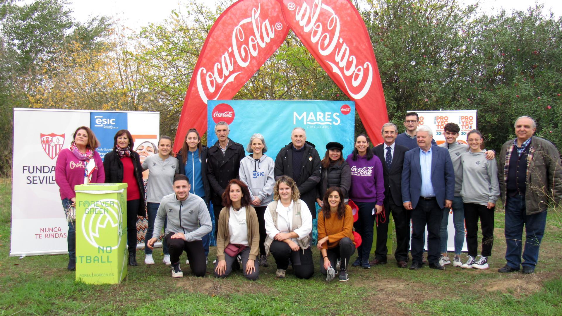 El Real Betis vuelve a participar en la limpieza del Guadalquivir organizada por Coca-Cola Europacific Partners Iberia y la Fundación Chelonia