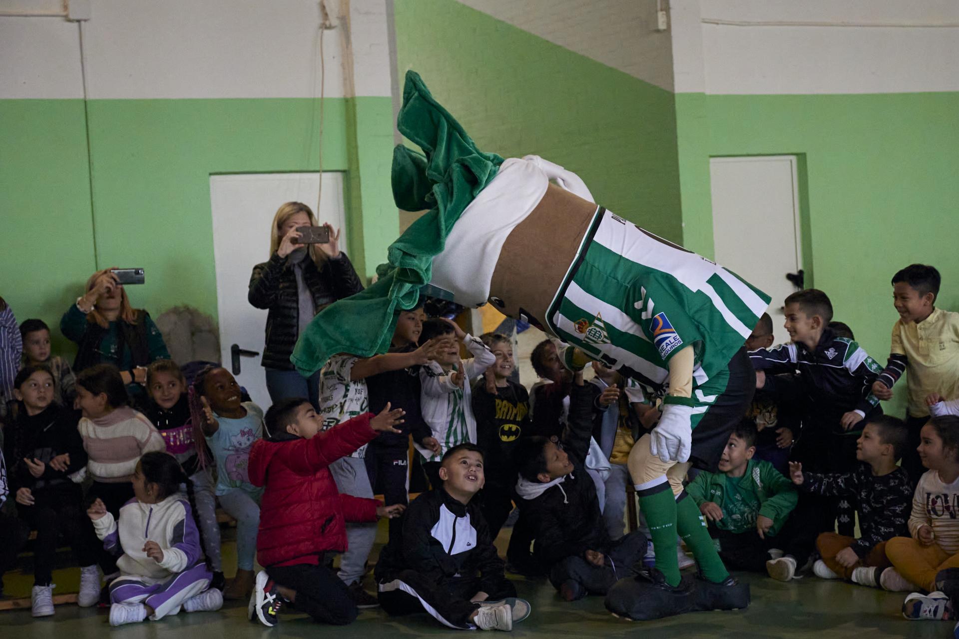 El Real Betis retoma el proyecto Del Cole al Betis visitando el CEIP Zurbarán de Sevilla 