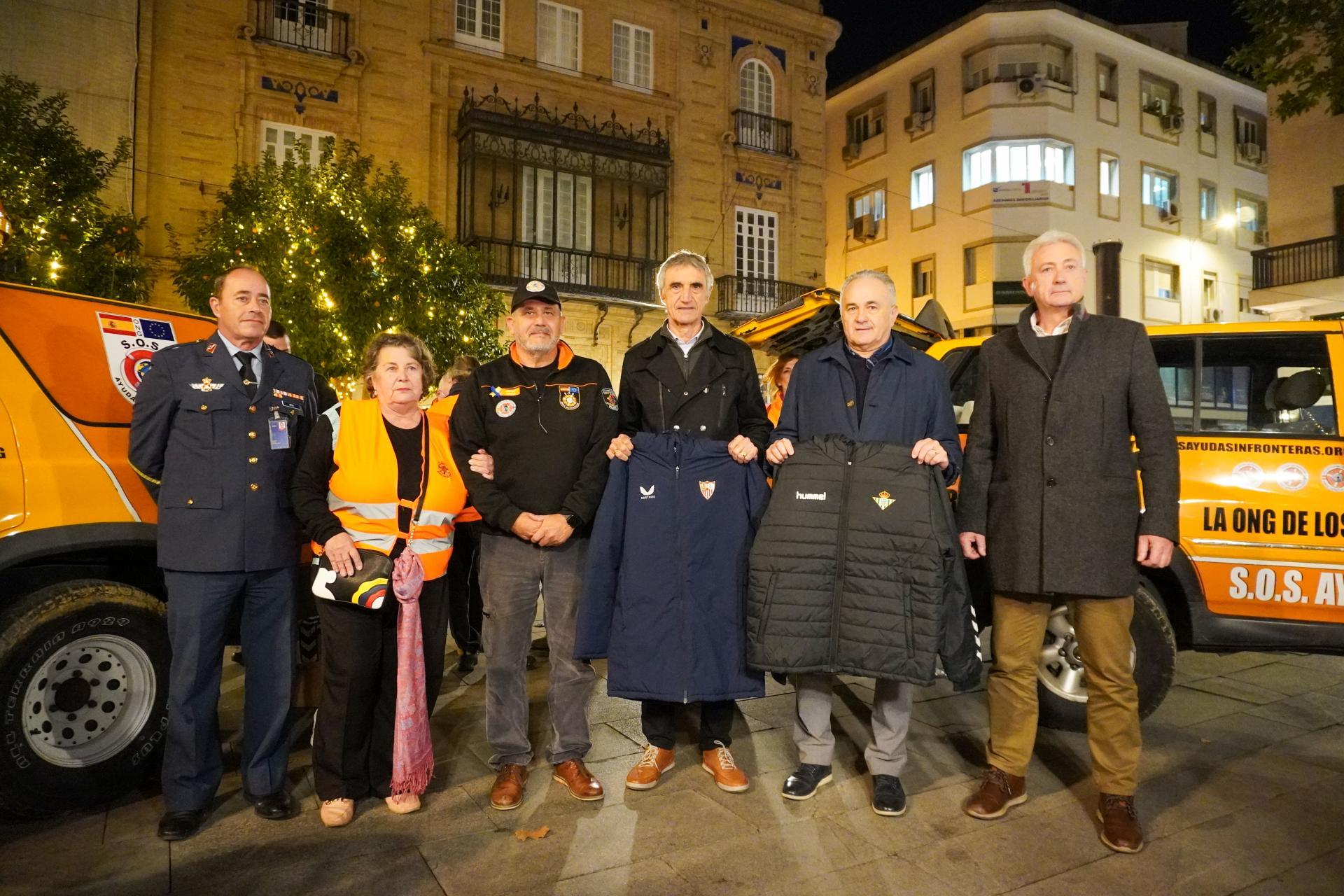 La Fundación Real Betis participa un año más en la acción 'Abrigando la Navidad'