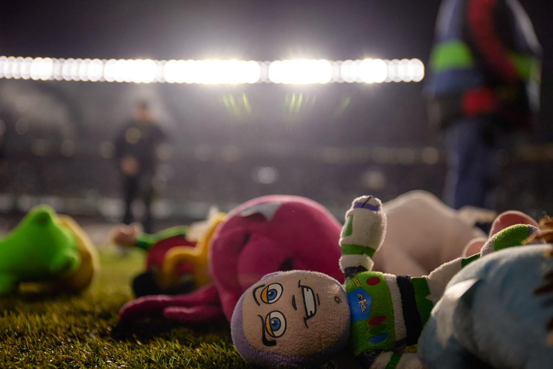 El Real Betis recoge 14.000 juguetes en la tradicional lluvia de peluches 