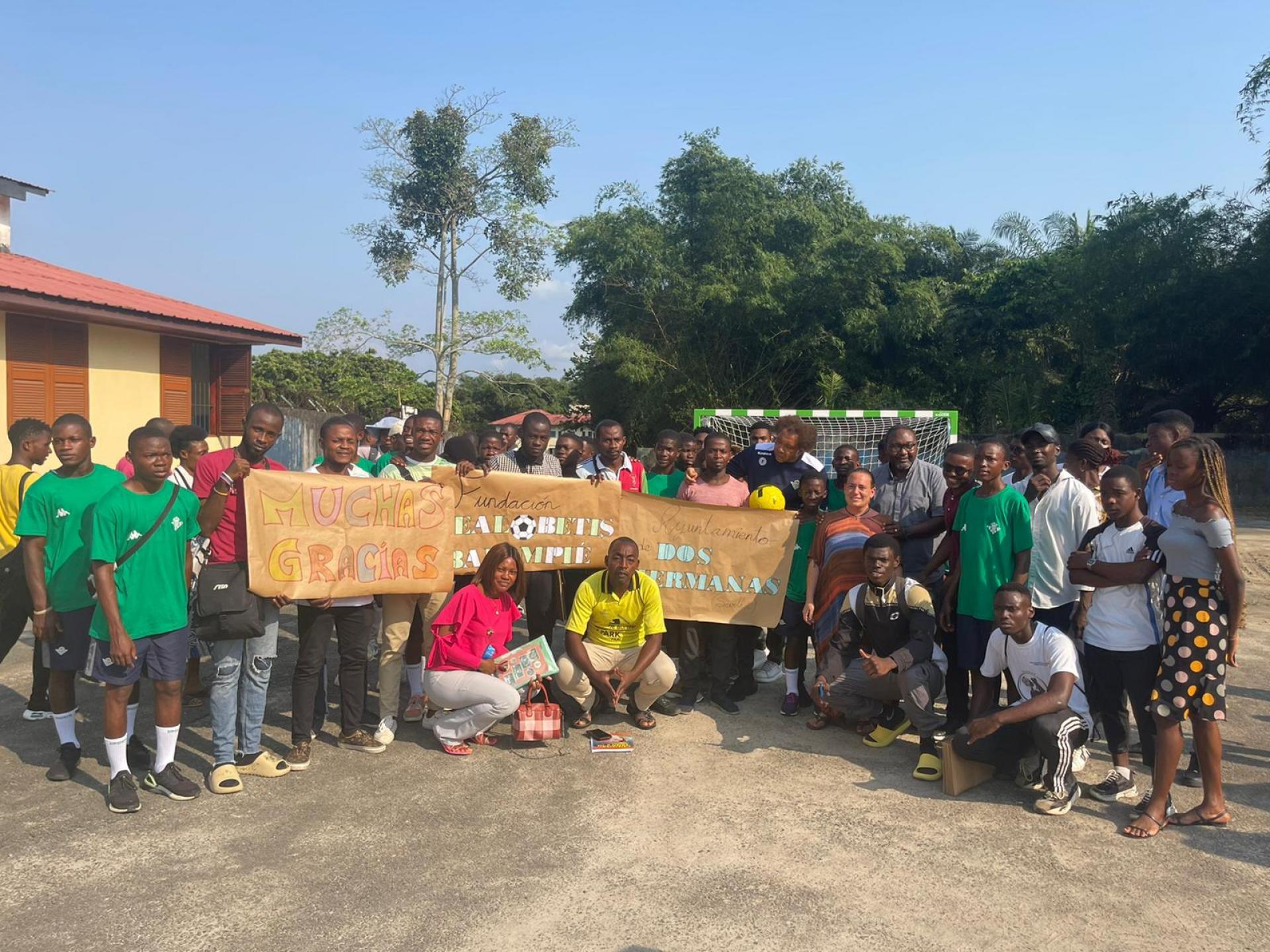 La Fundación Real Betis lleva el fútbol a Guinea Ecuatorial con la donación de porterías a centros escolares