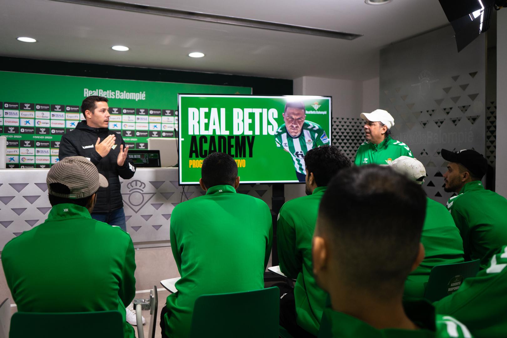 El Real Betis recibe a diez entrenadores dentro de Iraq dentro del proyecto Coaches Development Programme