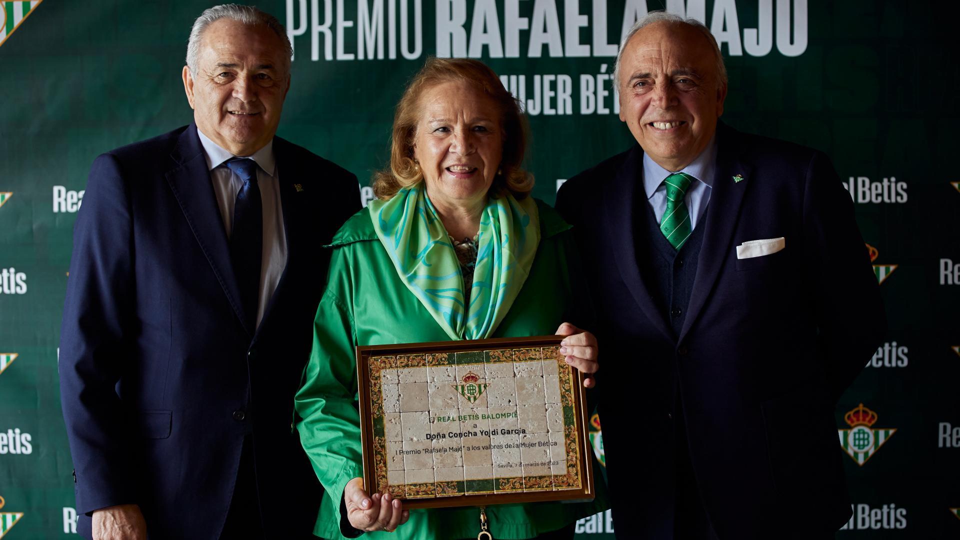 Concha Yoldi recibe el I Premio 'Rafaela Majó' a los valores de la Mujer Bética