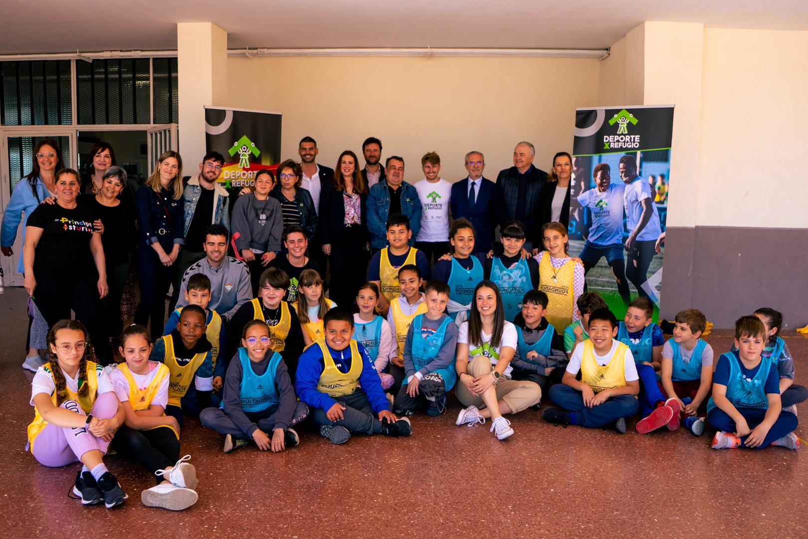 El alto comisionado contra la pobreza infantil del Gobierno visita el proyecto Deporte por Refugio en Sevilla
