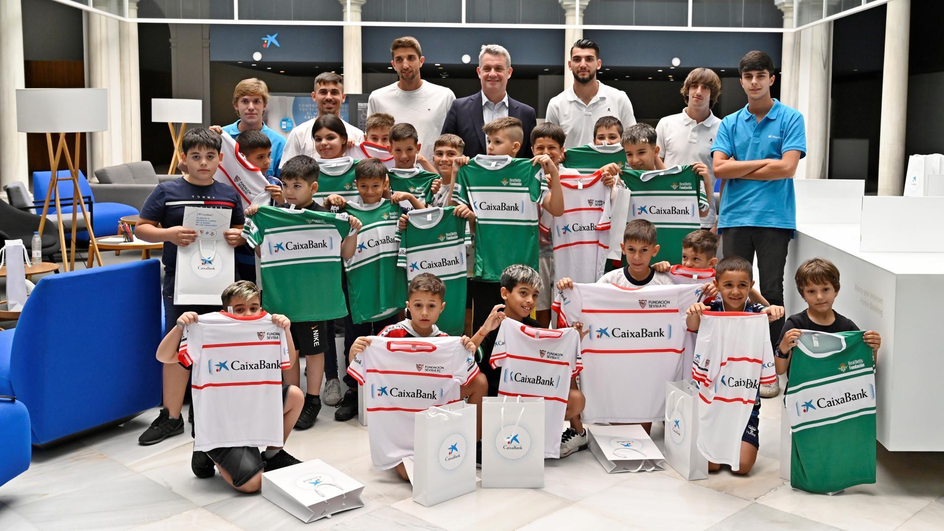 CaixaBank convierte a los niños de la Fundación Alalá en los protagonistas del derbi más solidario