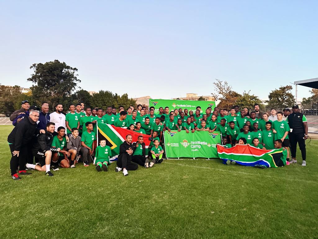 El Real Betis amplía su proyecto en África con la celebración de un campus en Sudáfrica que se convertirá en una academia próximamente