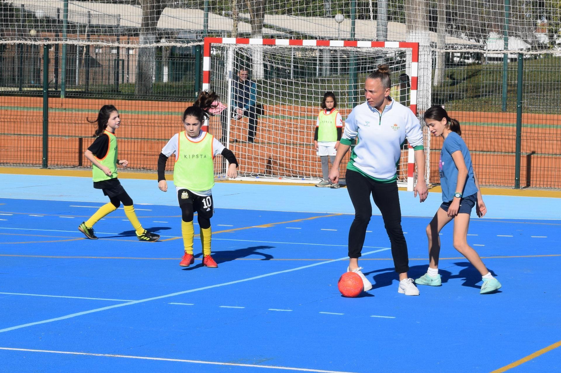 Más que campeonas, campus gratuito de fútbol femenino