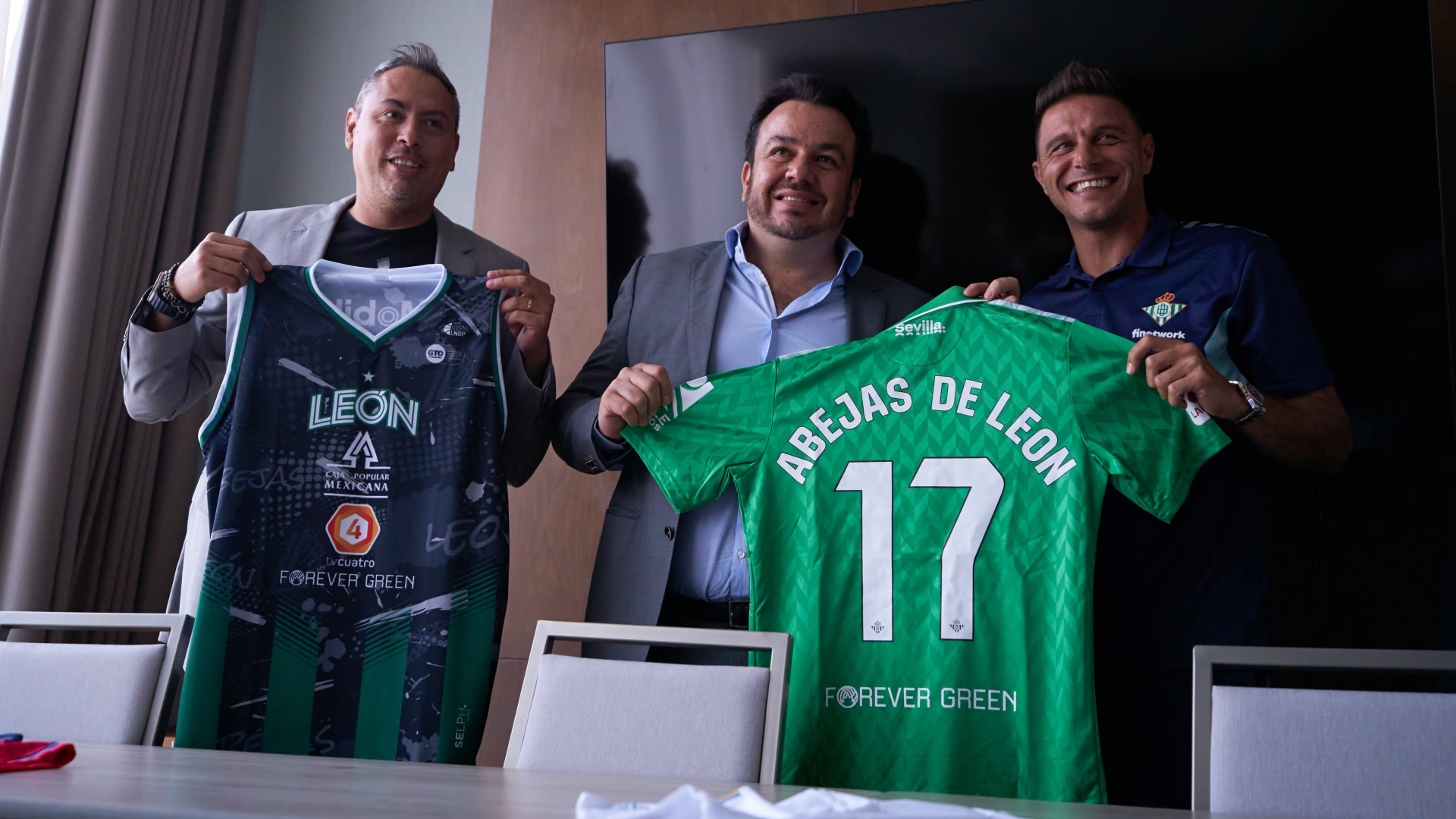 Encuentro en México entre el Real Betis y Abejas de León, equipos hermanados por su compromiso con el medio ambiente a través de Forever Green 