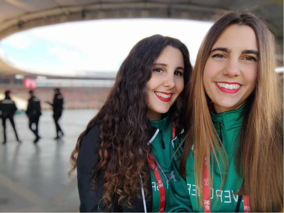 Ana Isabel y Elena, hermanas y voluntarias del programa Real Betis - CaixaBank