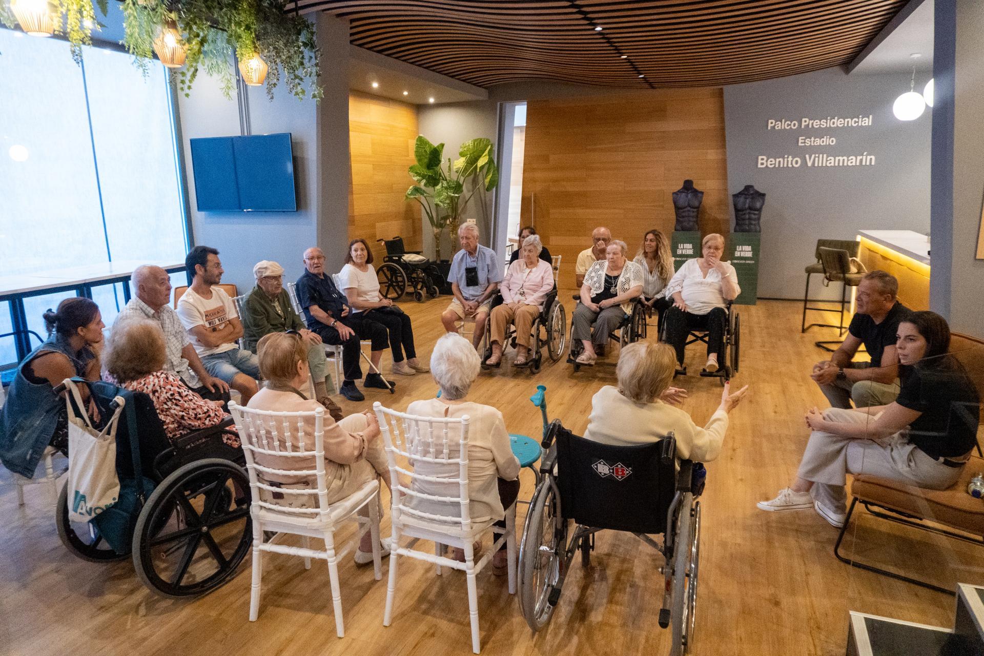 La Fundación José Manuel Lara y la Fundación Real Betis Balompié acercan los libros a los mayores con un club de lectura 