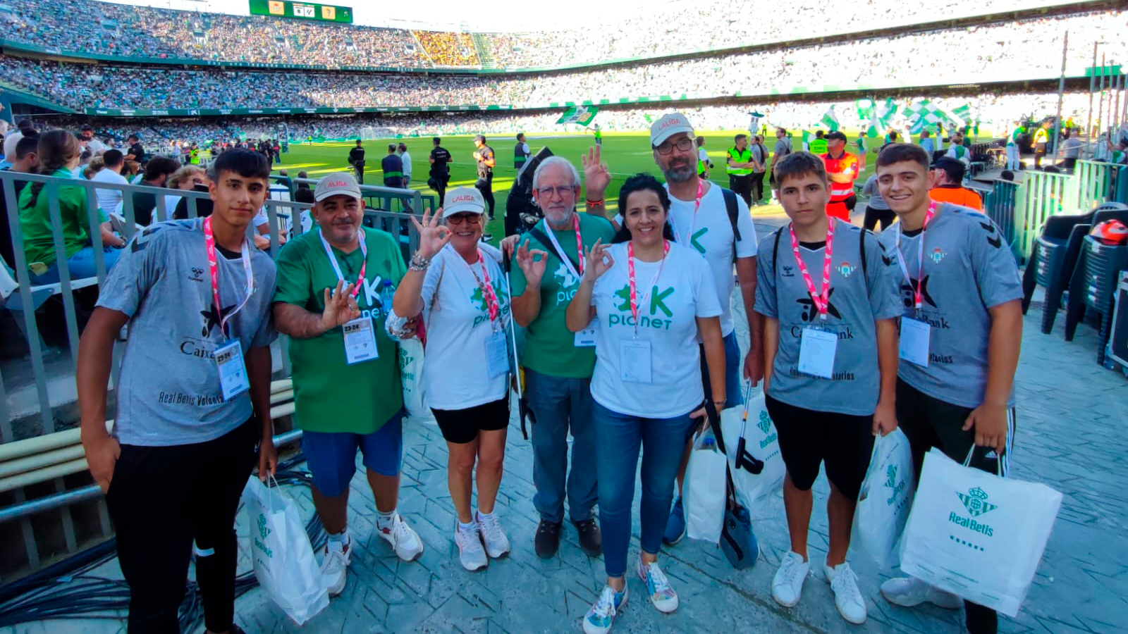 Voluntarios del Real Betis y OK Planet ayudan en la limpieza de la fan zone y en la concienciación de sus usuarios