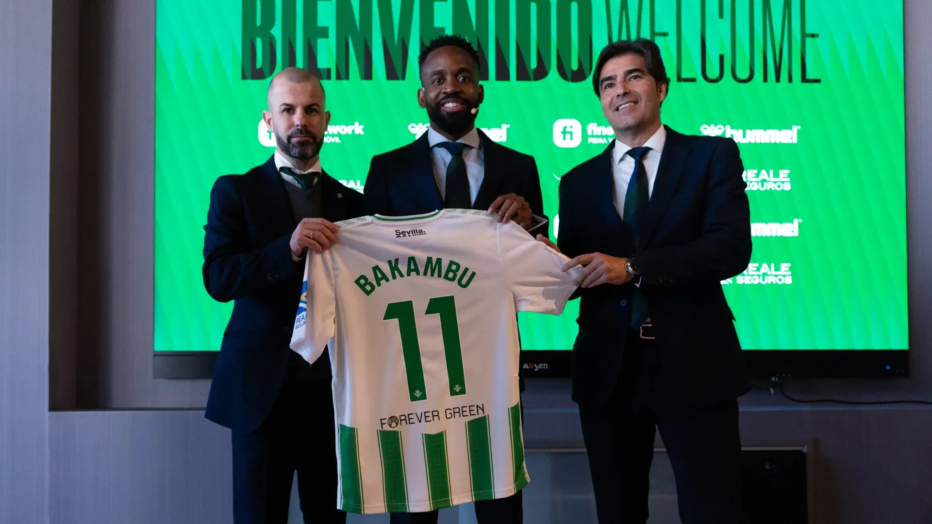 El Real Betis presenta a Cédric Bakambu