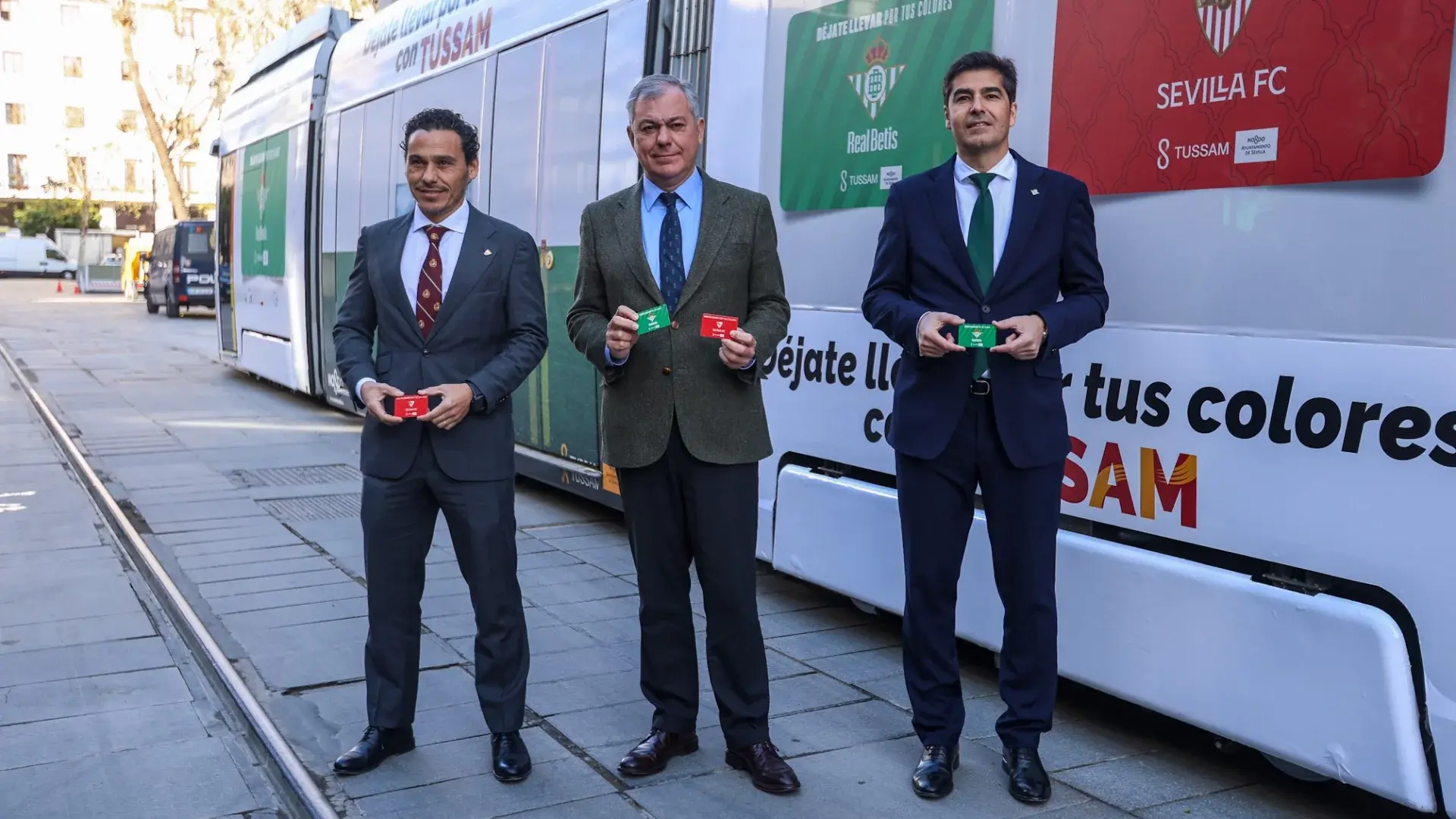El Ayuntamiento lanza la campaña 'Déjate llevar por tus colores, Déjate llevar por Tussam' con una edición especial de tarjetas multiviajes del Real Betis 