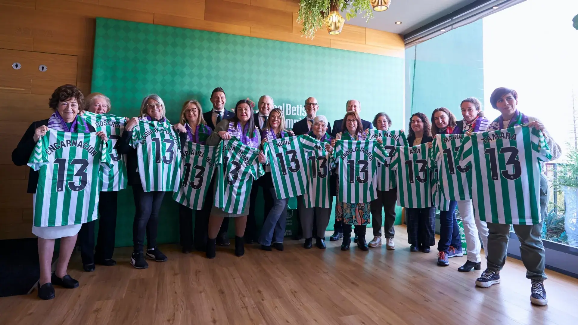 El Real Betis homenajea a sus aficionadas más fieles en el evento '13 socias, 13 barras'