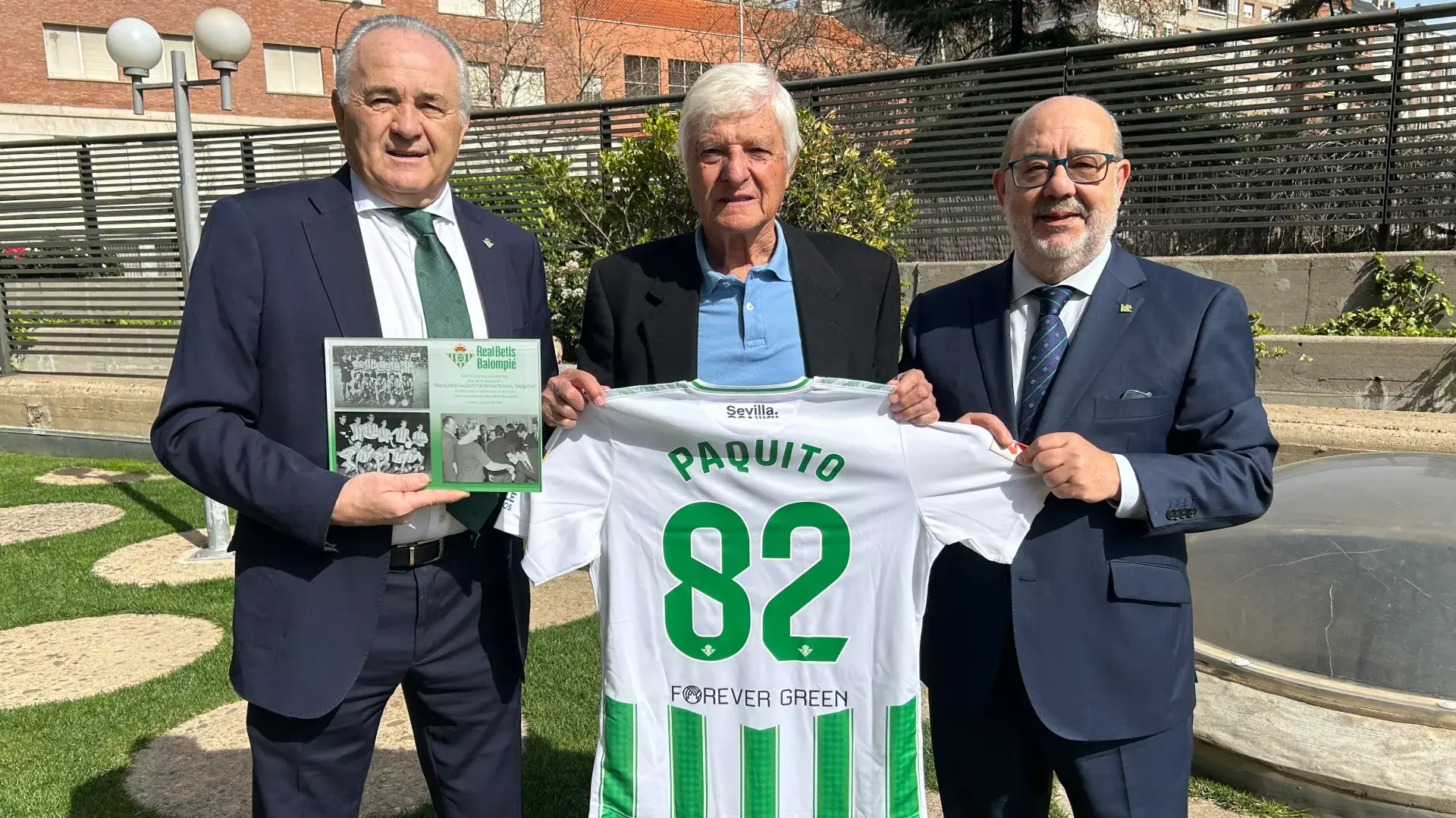 Homenaje del Real Betis a Paquito