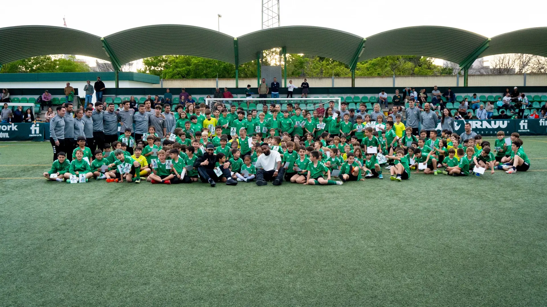 Fekir y Bakambu visitan a los futbolistas de la Escuela Betis