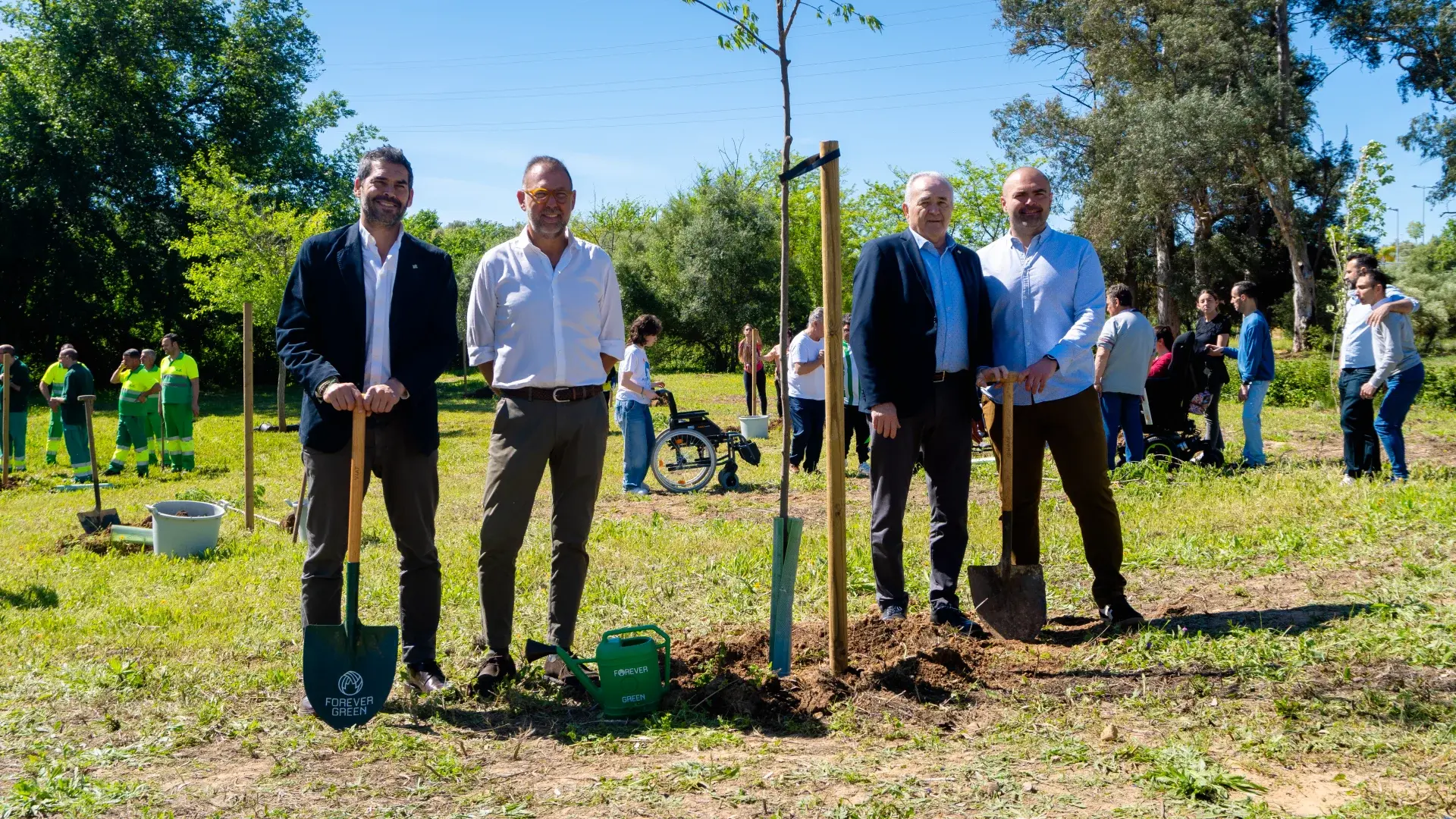 El Ayuntamiento de Dos Hermanas y la Fundación Real Betis Balompié se unen para una plantación de árboles en el Parque Forestal Dehesa Doña María