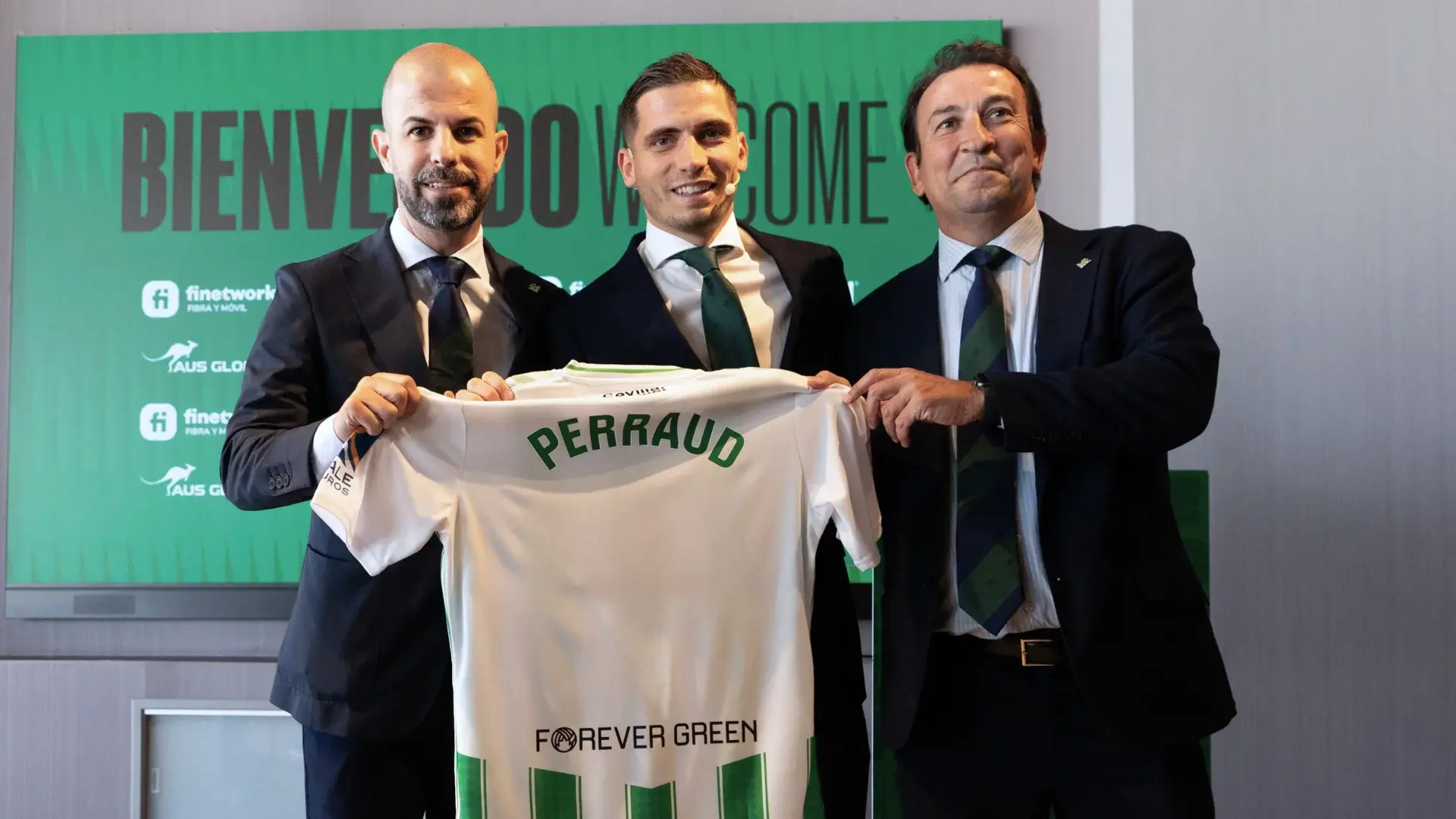 El Real Betis presenta a Romain Perraud, primer fichaje de la temporada 2024/25