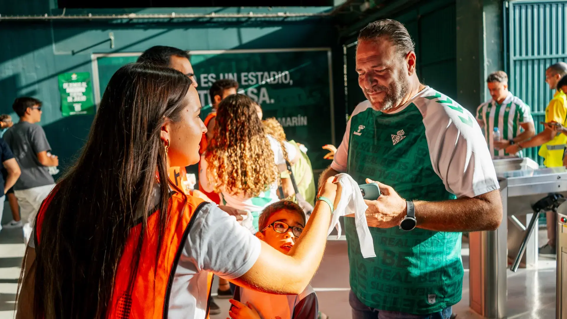 Los voluntarios del programa Real Betis - Caixabank ayudarán a que los aficionados recojan la basura generada durante los partidos en el Estadio Benito Villamarín