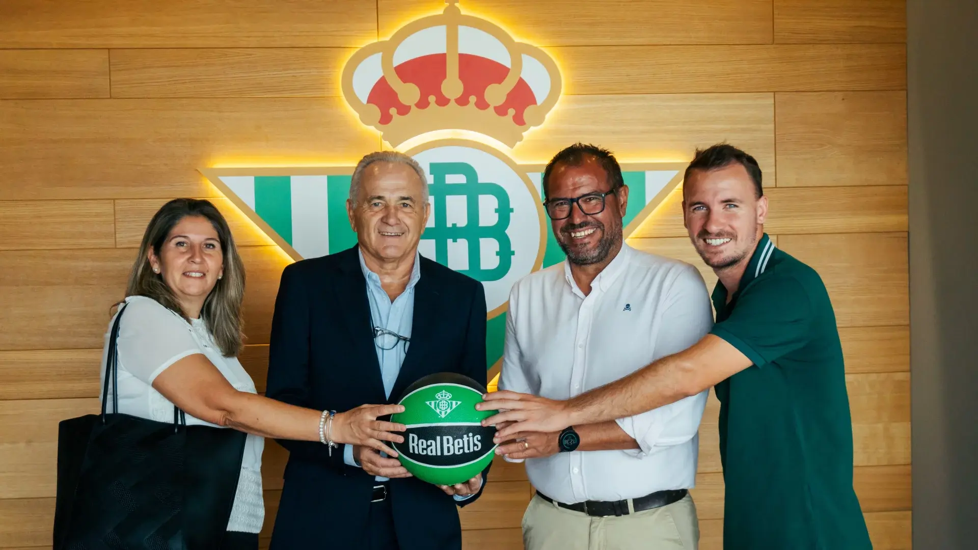 El Ayuntamiento de Brenes, junto al Club Social Jacarandá, firman un acuerdo de colaboración con la Fundación Real Betis Balompié