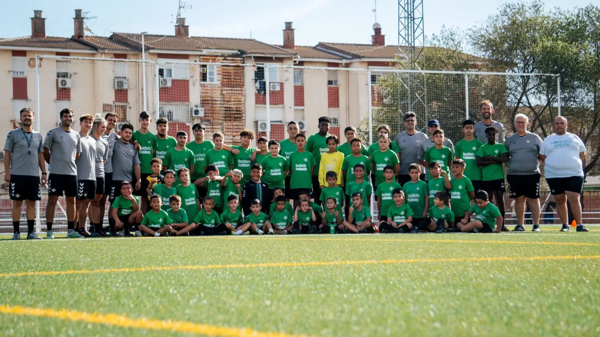 Educar en valores a través del deporte, la labor de la Fundación Real Betis en el Polígono Sur