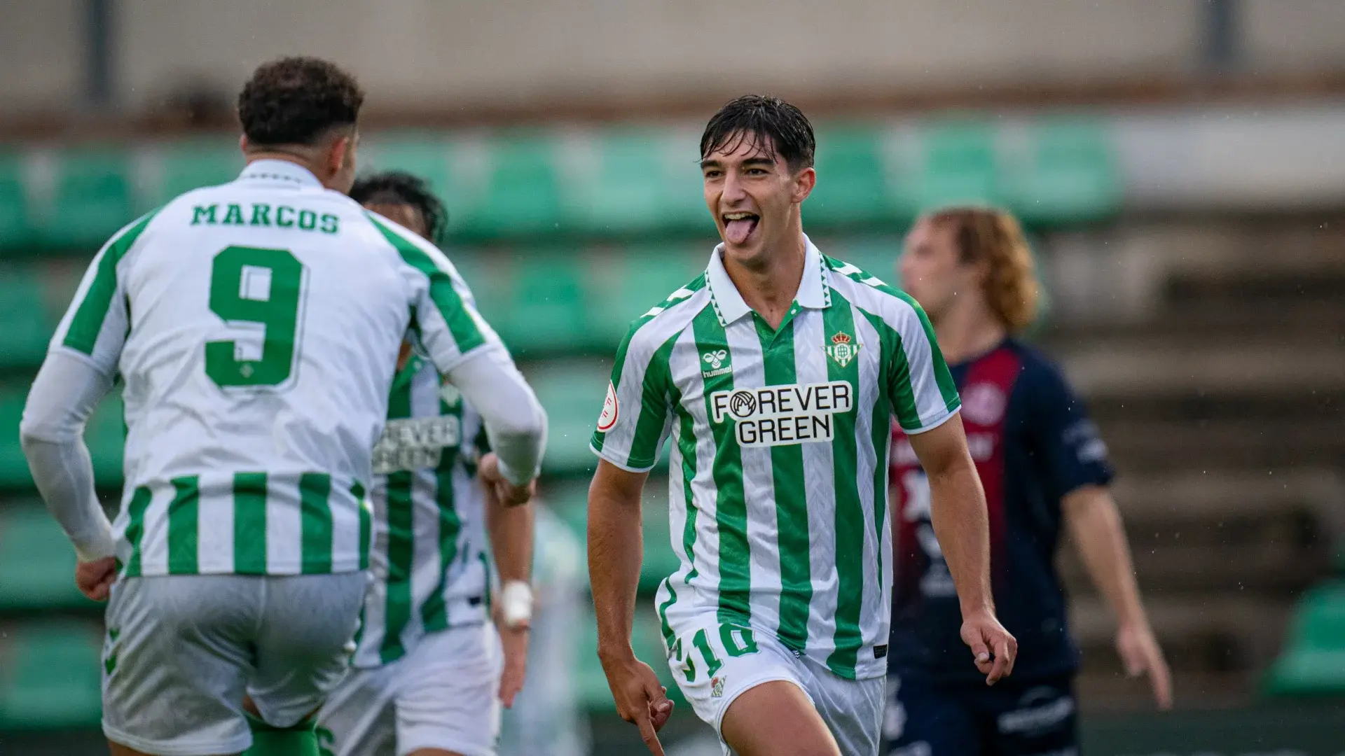 CRÓNICA | Un doblete de Carlos Reina manda al Betis Deportivo a la zona alta de la tabla (2-0)