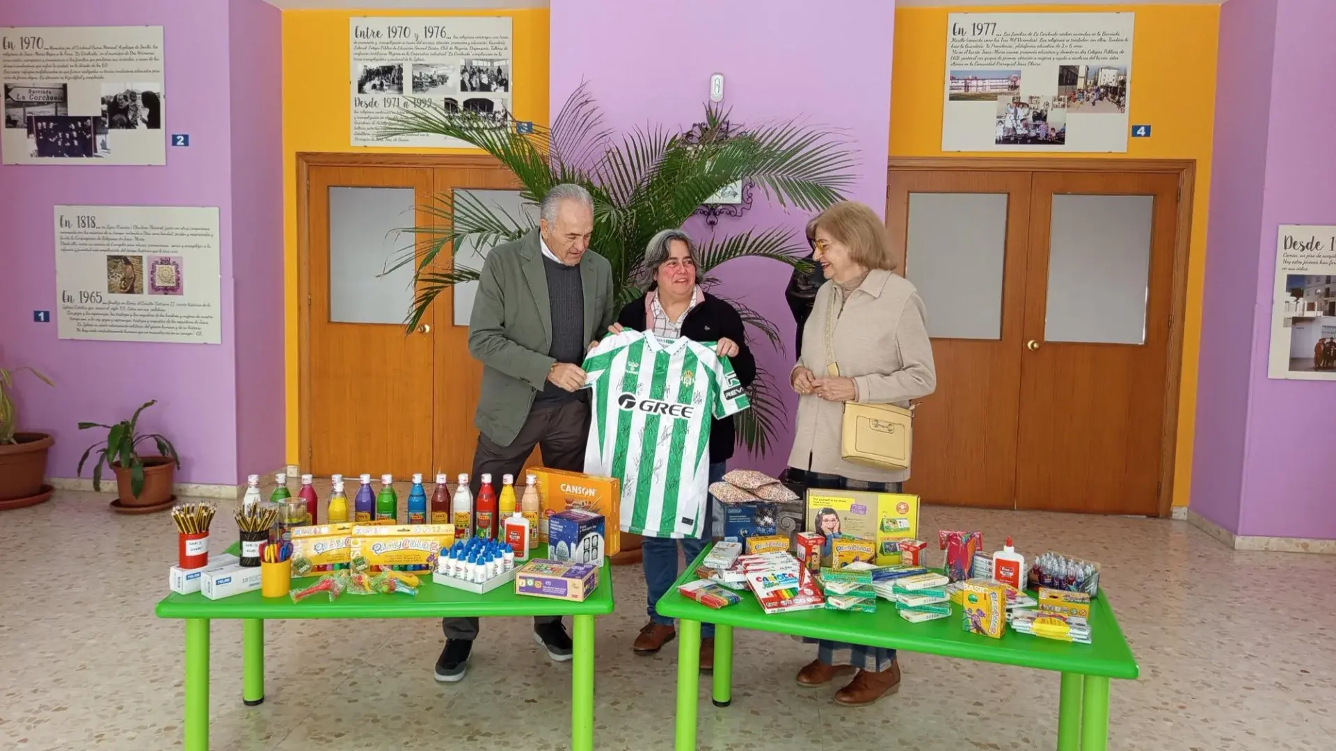 La Guardería La Providencia de las Tres Mil Viviendas recibe el material escolar donado por la Fundación Real Betis Balompié