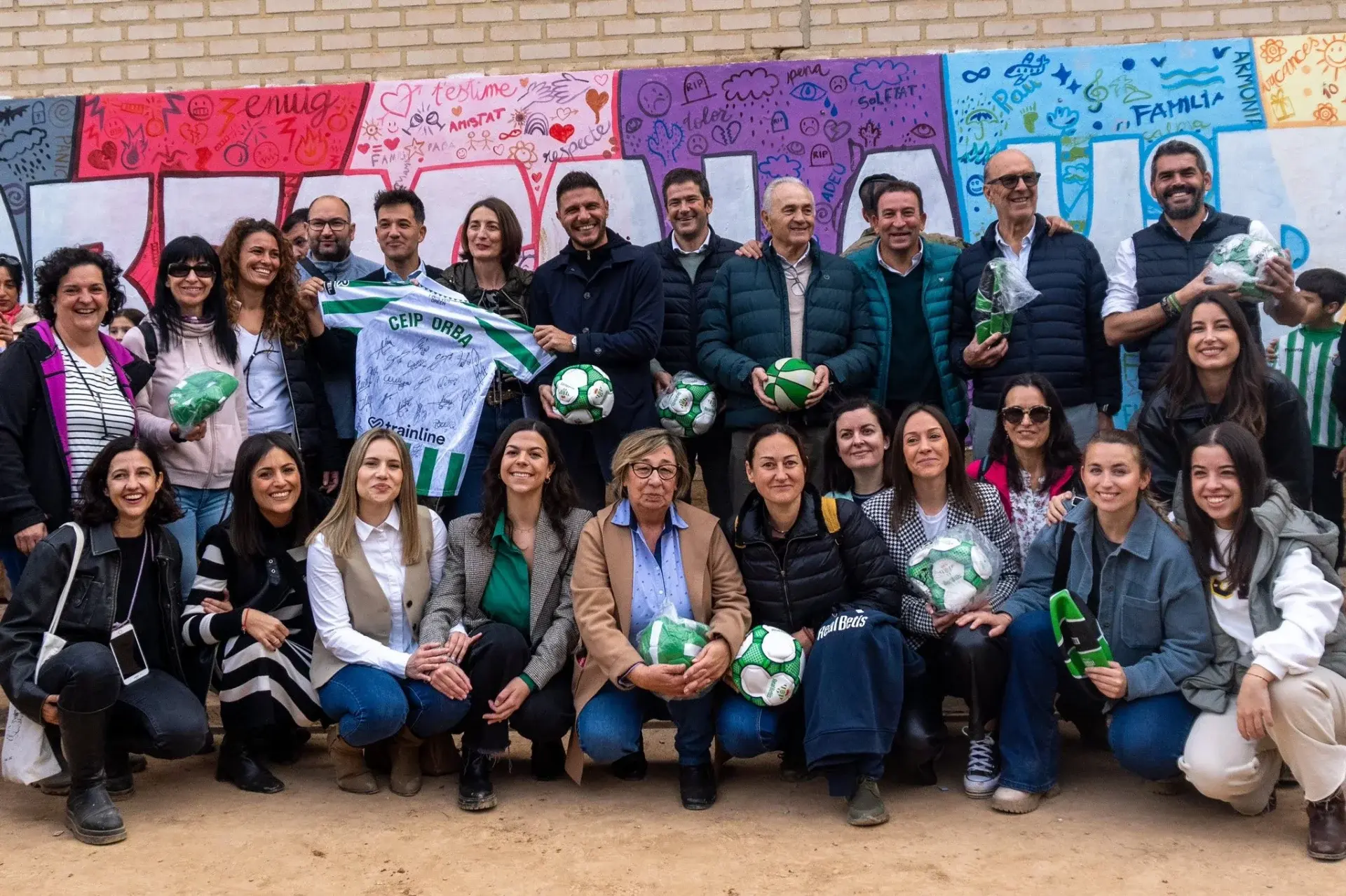 El Real Betis hizo entrega de material deportivo al CEIP Orba, uno de los más afectados por la DANA