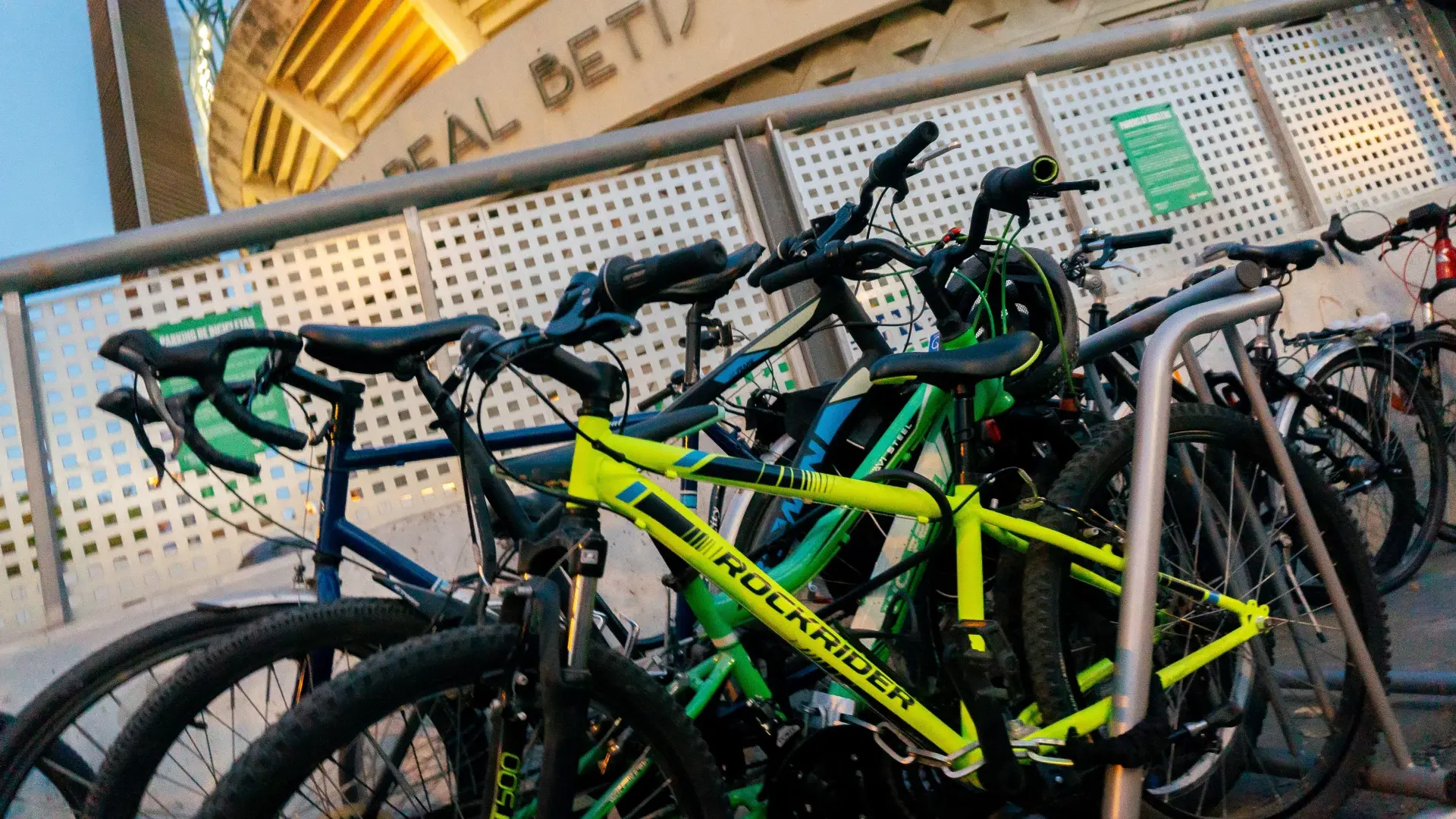 Al Estadio Benito Villamarín... ¡en bicicleta!