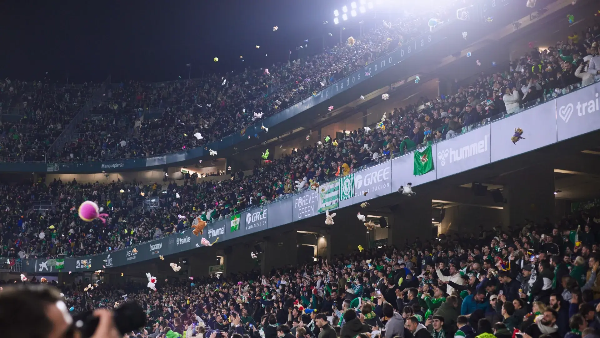 El Real Betis Balompié bate récords y recoge 20.000 juguetes en la tradicional lluvia de peluches 