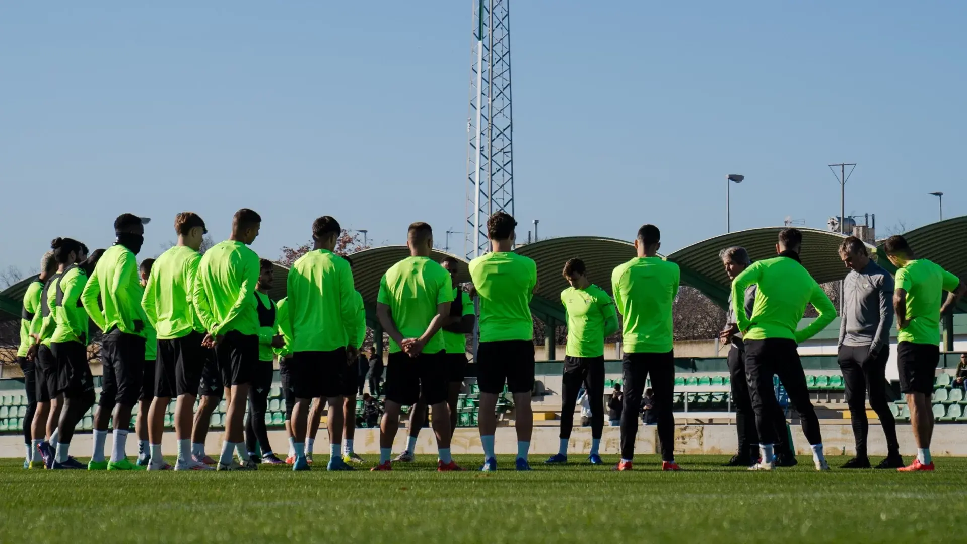 La primera plantilla inaugura el campo 3 de césped natural de la Ciudad Deportiva Luis del Sol