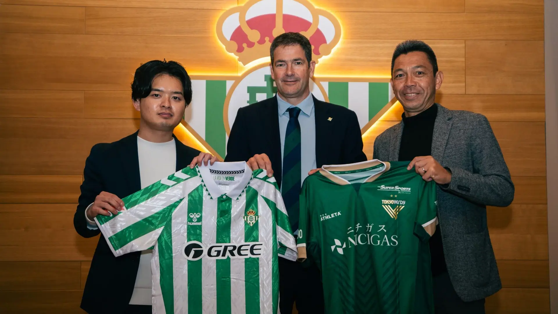 El Real Betis recibe la visita institucional del Tokyo Verdy