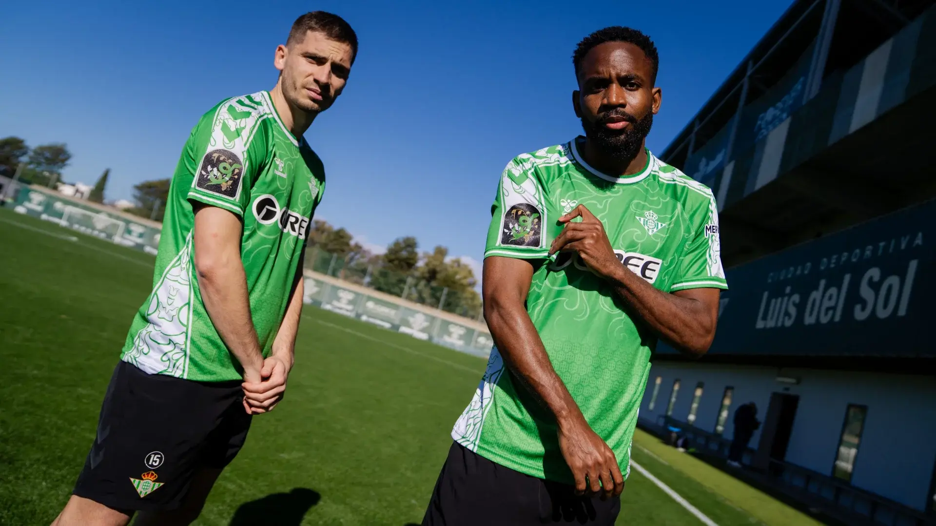 El Real Betis lanza una camiseta especial de prepartido para celebrar el Año Nuevo Chino