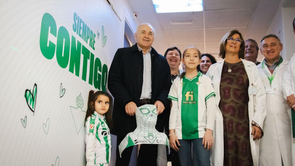 Siempre contigo, el mural de la Fundación Real Betis Balompié en la planta de Oncología Radioterápica del Hospital Virgen del Rocío de Sevilla 