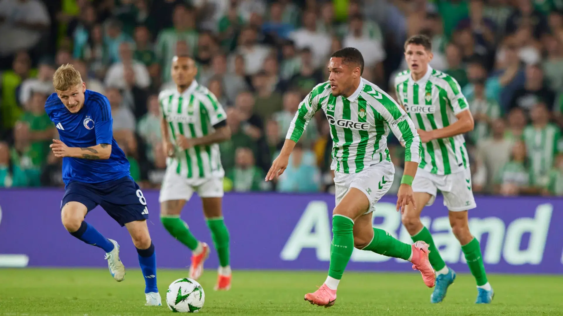 Real Betis Balompié y FC Barcelona acuerdan resolver la cesión de Vitor Roque
