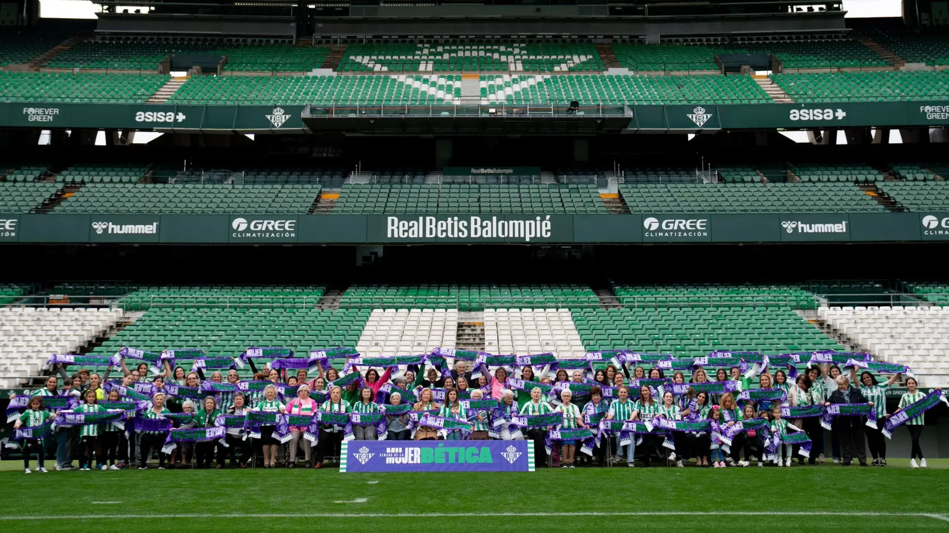 El Real Betis reúne a 80 béticas de distintas generaciones en el Estadio Benito Villamarín
