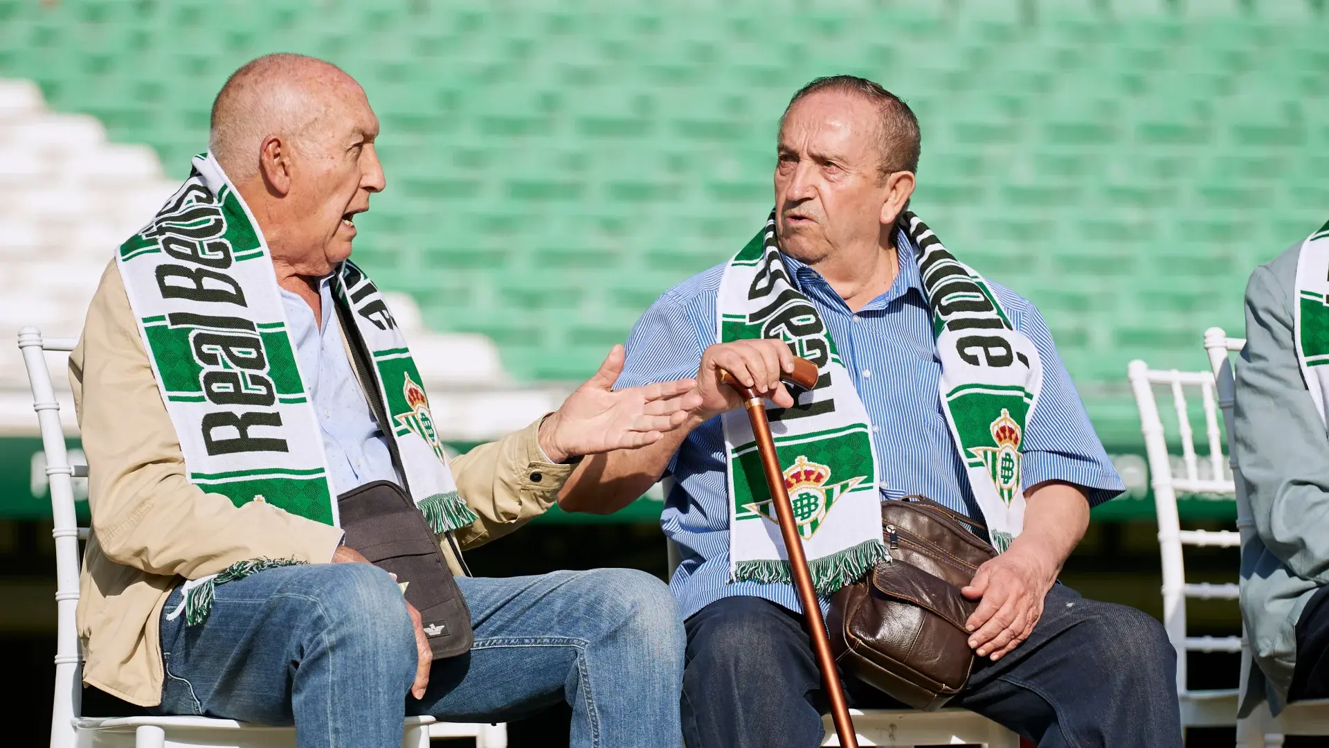 "De abuelos a nietos": el Real Betis Balompié salta al césped acompañado de 11 de los socios ancianos más antiguos