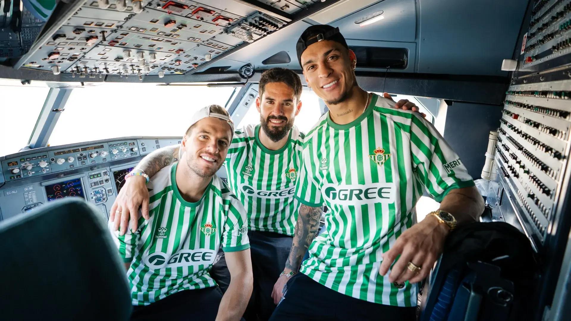 El Real Betis y hummel lanzan una camiseta especial para la final de la UEFA Conference League