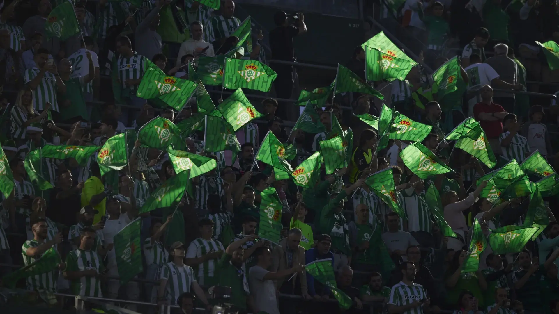 El Real Betis regalará a sus abonados banderas conmemorativas de la final de la UEFA Conference