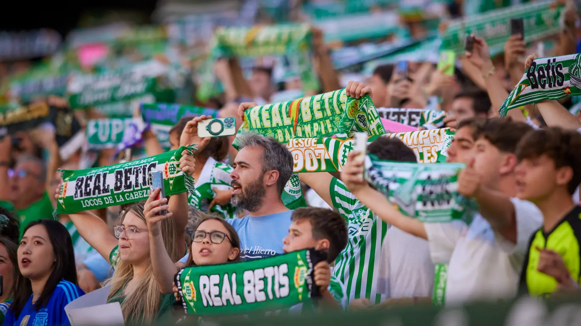 El Real Betis Balompié habilita una fila 0 en el Estadio Benito Villamarín para el visionado de la final para recaudar fondos para causas solidarias