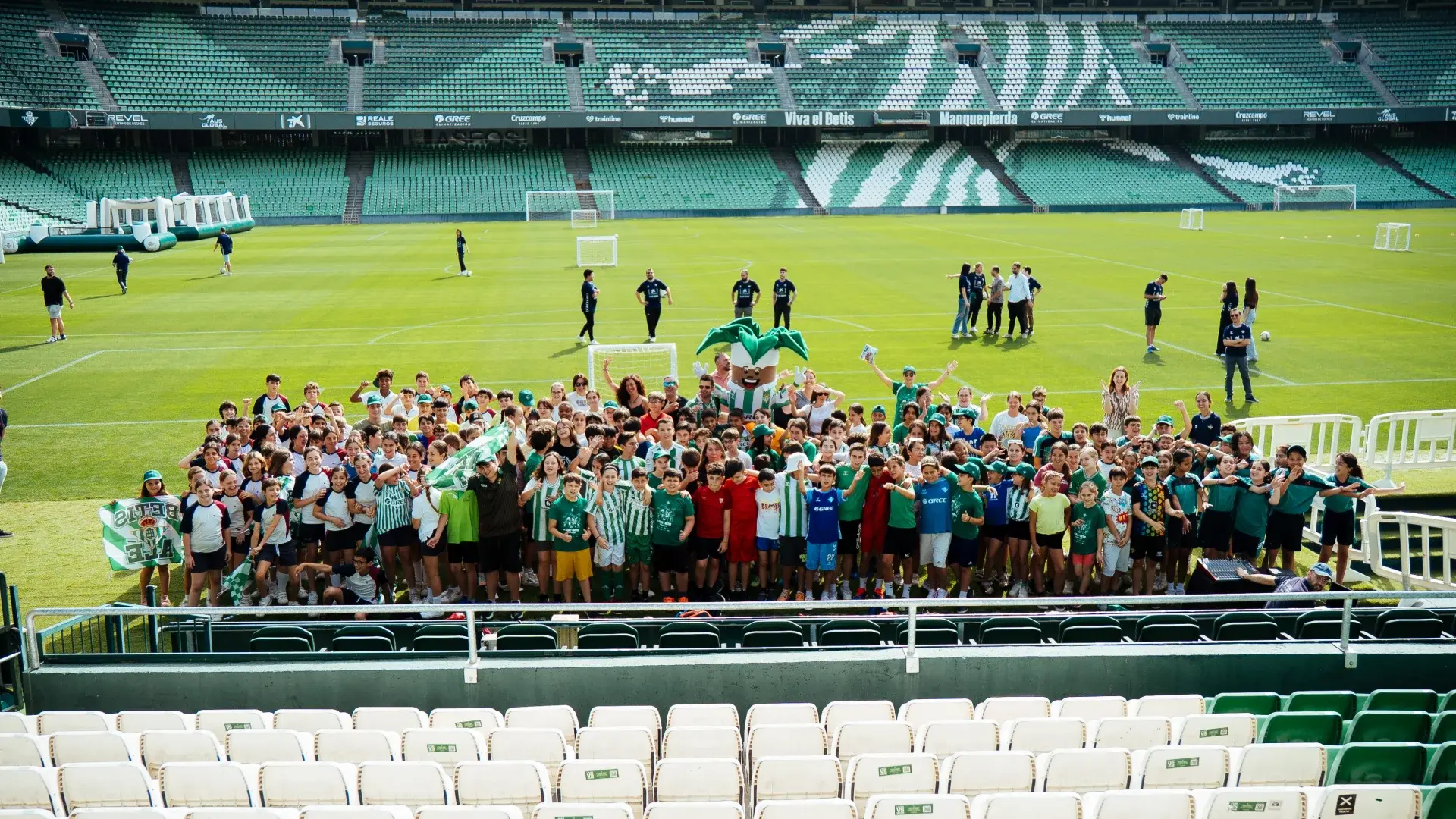 Diez colegios y más de 2.500 niños han recibido la visita del club verdiblanco en esta temporada bajo el programa 'Del Cole al Betis'