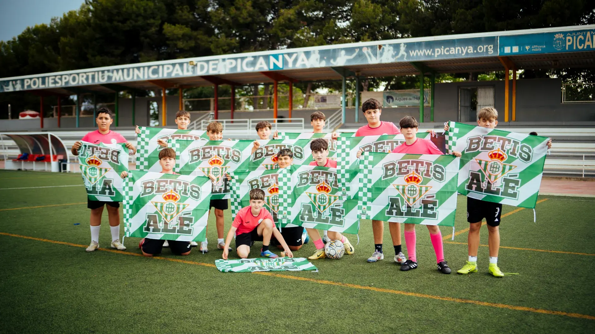El Real Betis vuelve a visitar la zona afectada por la DANA de Valencia para mostrar su apoyo 