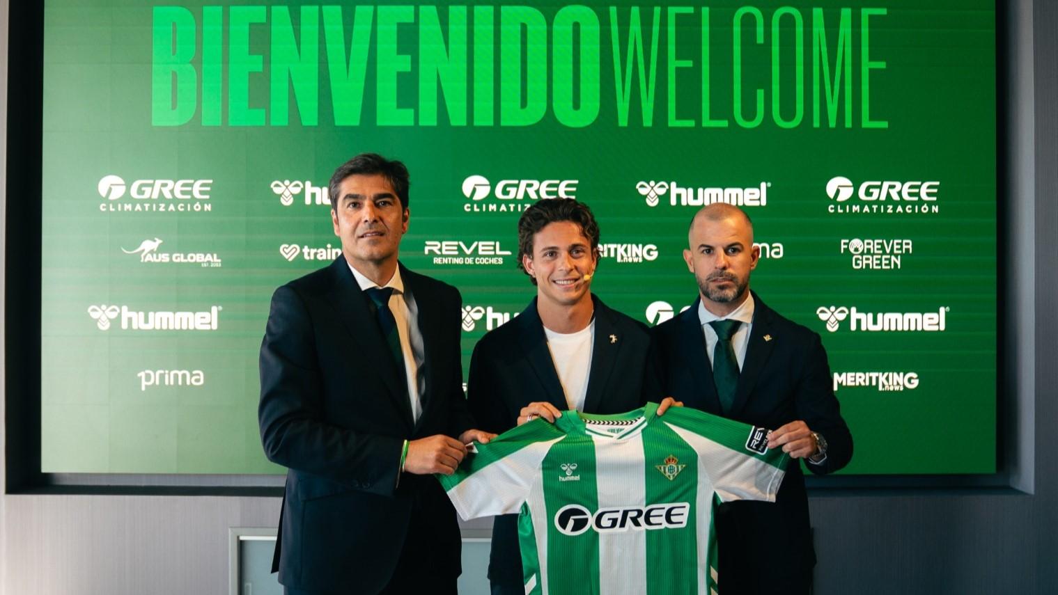 Rodrigo Riquelme, presentado como nuevo jugador del Real Betis